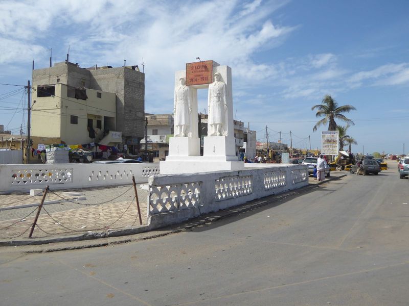 A war memorial sits on the Barbarie side of that lower bridge. The ocean is at the skyline. This road is an exact extension of the Pont Faid