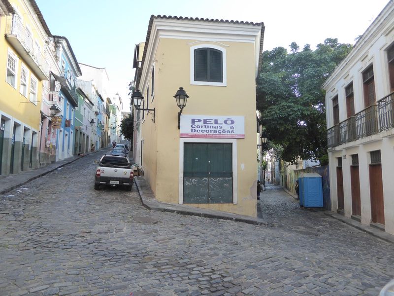 That's the Ladeira do Carmo "Slope of the Carmelites" on the left and the Rua das Flores on the right. Yes, there's a Carmelite convent up t