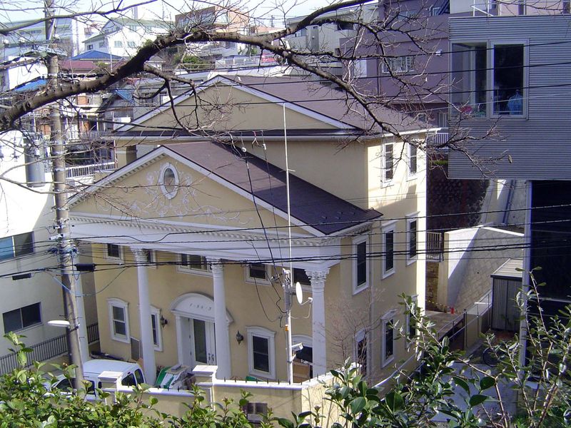What's this? Strange foreign ways! Is it "house as facade" or "facade as house"?