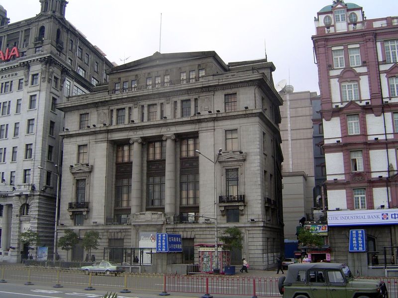 Adjoining the old Palace Hotel is the Chartered Bank building of 1923. The bank was established in 1853 and by 1858 had offices in Calcutta,