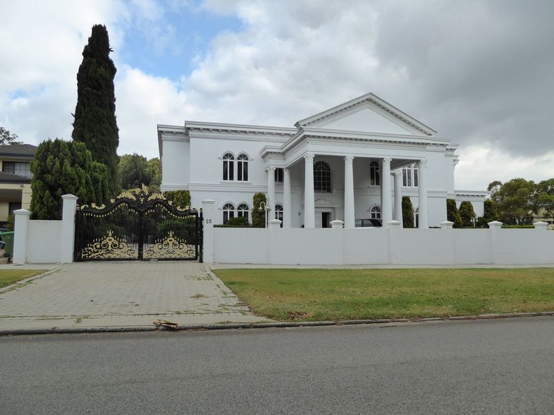 A lot more formal, in this case on the main east-street street in Dalkeith, Waratah Avenue. Do you think the owner's American? All you'd nee