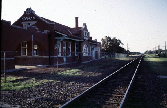 During the interregnum without passenger service, a chain-link fence ran between the station and the track.