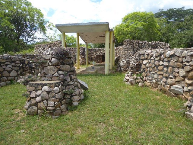 Without angles, the building instead echoes Great Zimbabwe, though in this case without shaping the stones or laying them in courses.