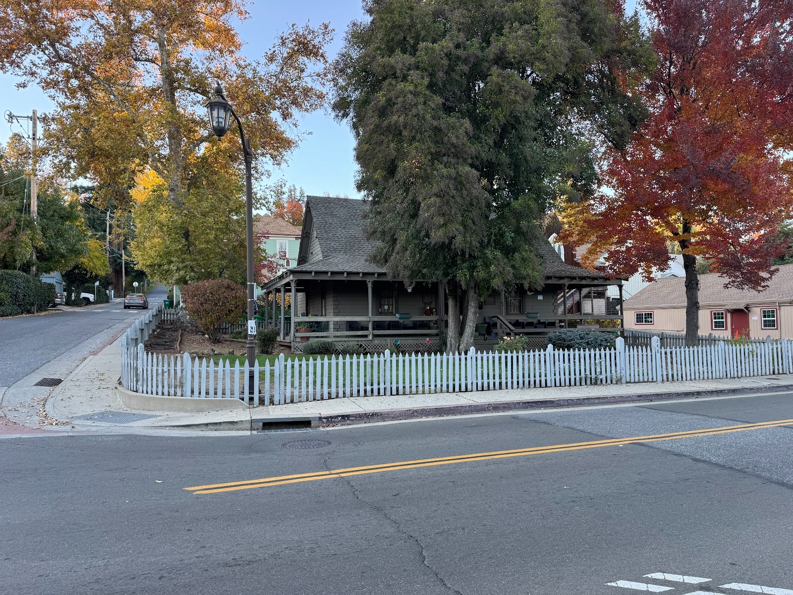 A few blocks more, and Mill St reopens to traffic and passes this curiosity.  It's a replica of the home purchased by and lived in by none o