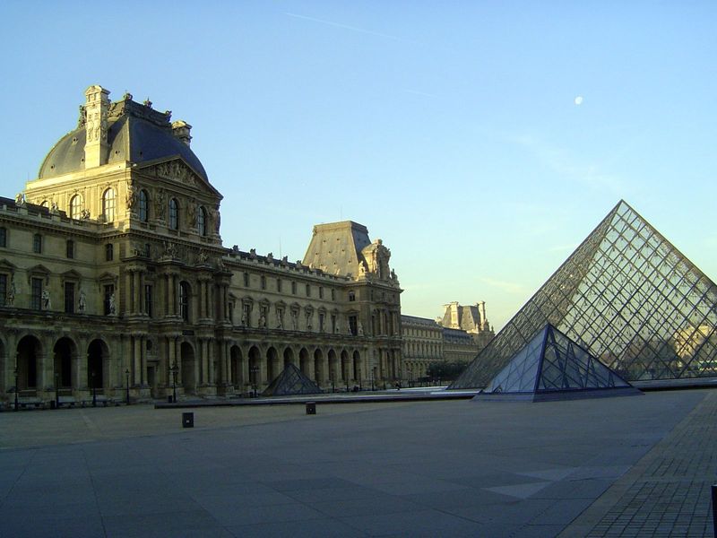 Meanwhile, back on the west side, Henri IV in the 1590s had ordered the construction of a huge wing that would connect the Louvre to the Tui