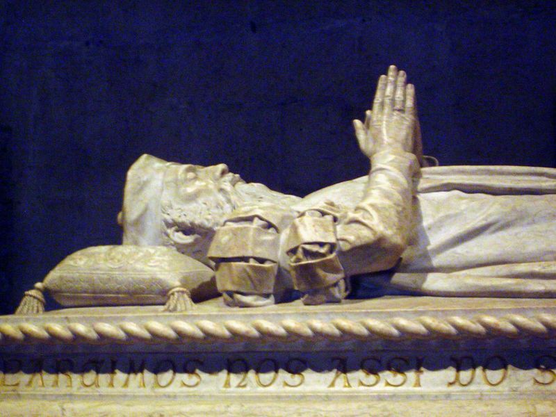 Just inside the main entrance, Vasco's tomb. It's a late production, by Costa Mota Tio in 1894. Vasco's presumed remains were reinterred her