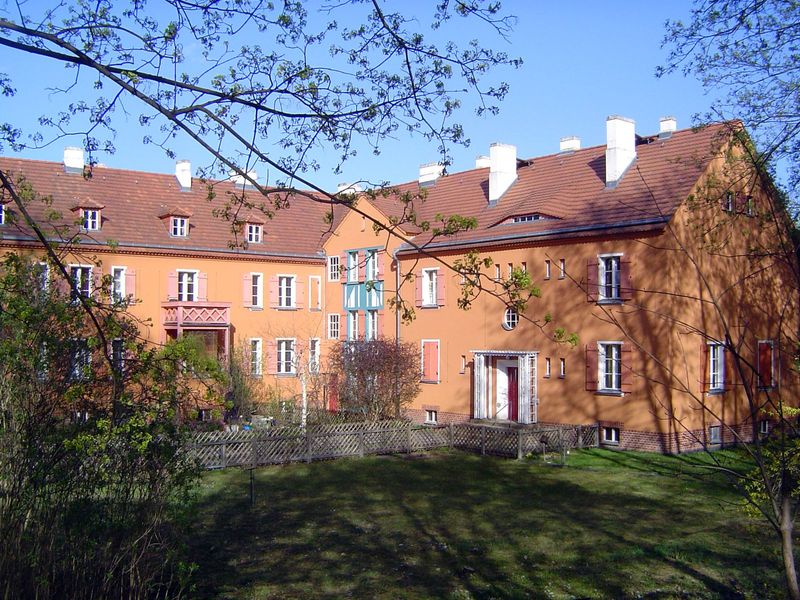 Taut included this variant, just across the street and in many ways a precursor of the still-denser settlements to be built after the war.