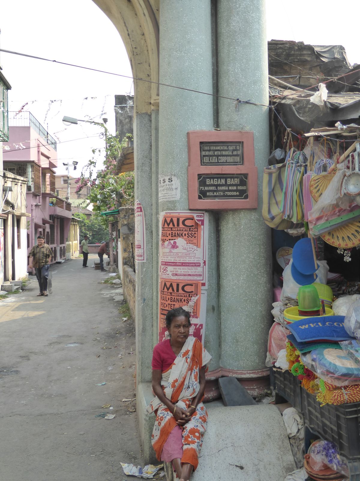 Garden Home, now subdivided and infilled. Why has the Kolkata Corporation paid for the renovation of the gate? Good question. Alas, I have n