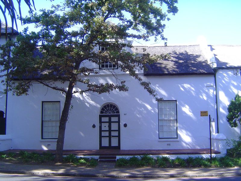 Its neighbor. The gable is from 1825, though the windows are later. The thatch is very recent and replaced one of iron.