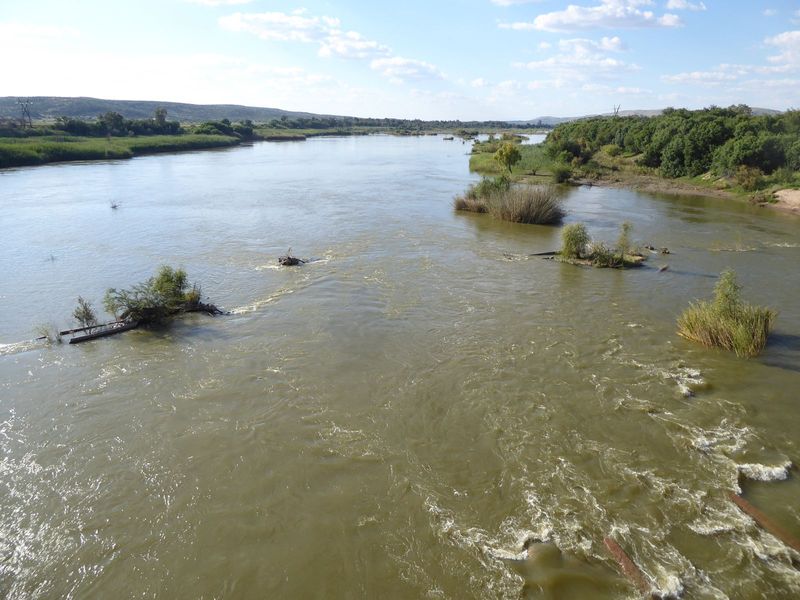 Here we meet the Orange River, which has already run 1,400 miles from the Drakensberg in Lesotho. It's another 100 miles, or a bit less, to 