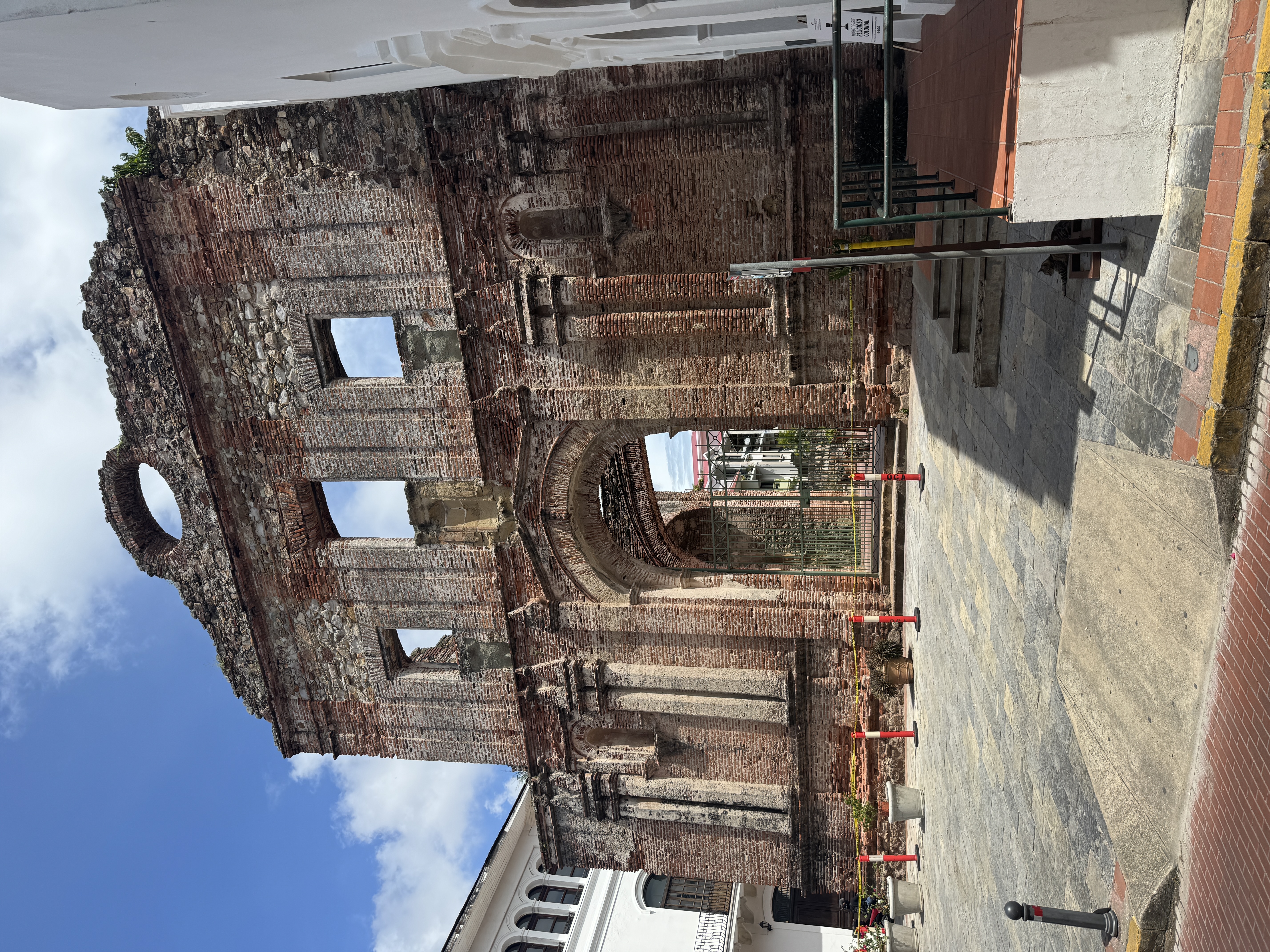 Midway between the Cathedral Square and the monument to the French canal builders is this carefully tended ruin of the Santo Domingo church.