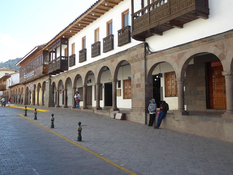 The Portal Espinar, one block west of the Plaza Mayor and just north of the Convento Merced, looks tiddlier today than it has for centuries.