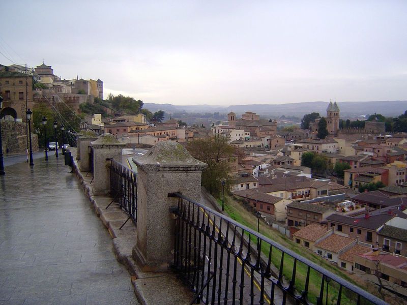 The crenelations of the same gateway can be seen in the middle distance on the left. The slope continues down to a second gate, marked by ti