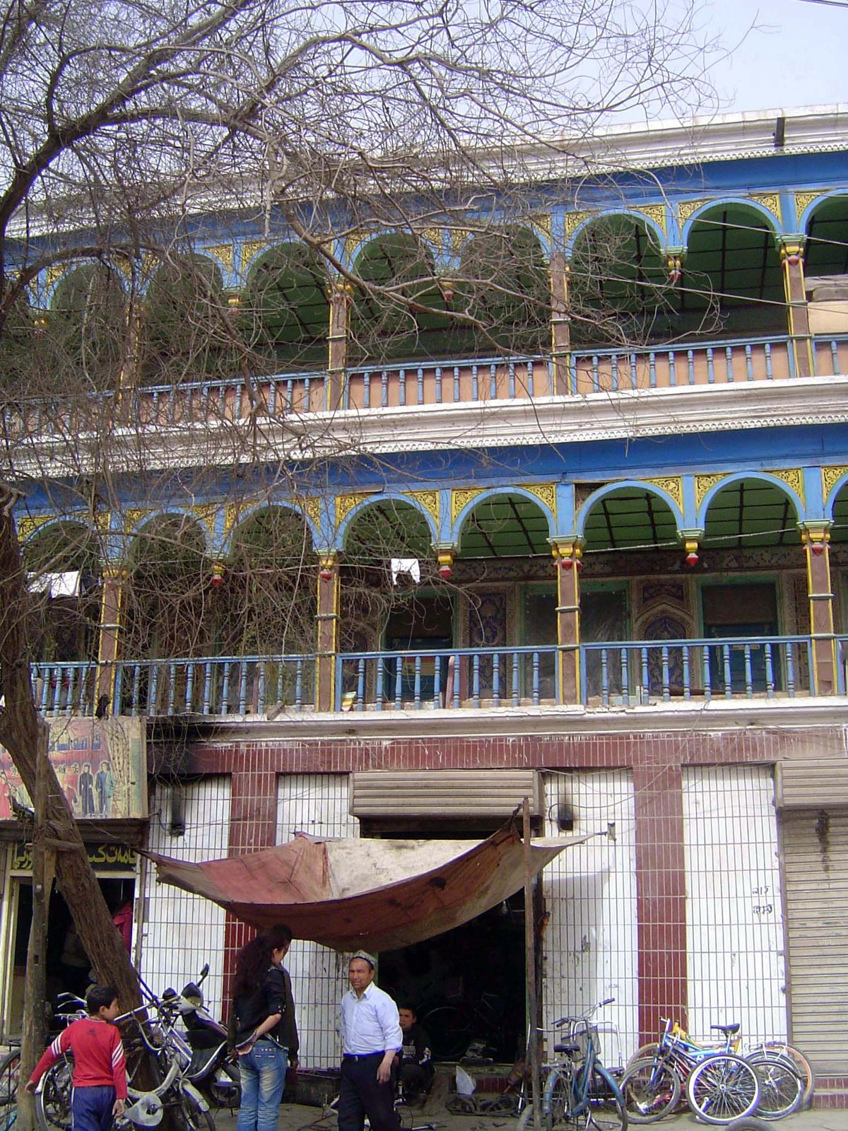 One of the peculiarities of those balconies is that each arch is supported on only one side, which is to say that the arches are purely deco