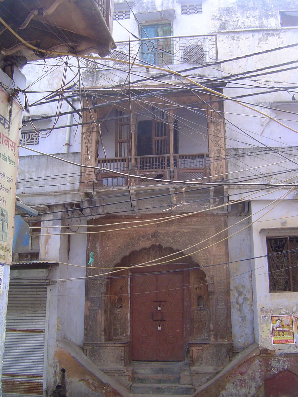 A narrow but elegant entrance.
