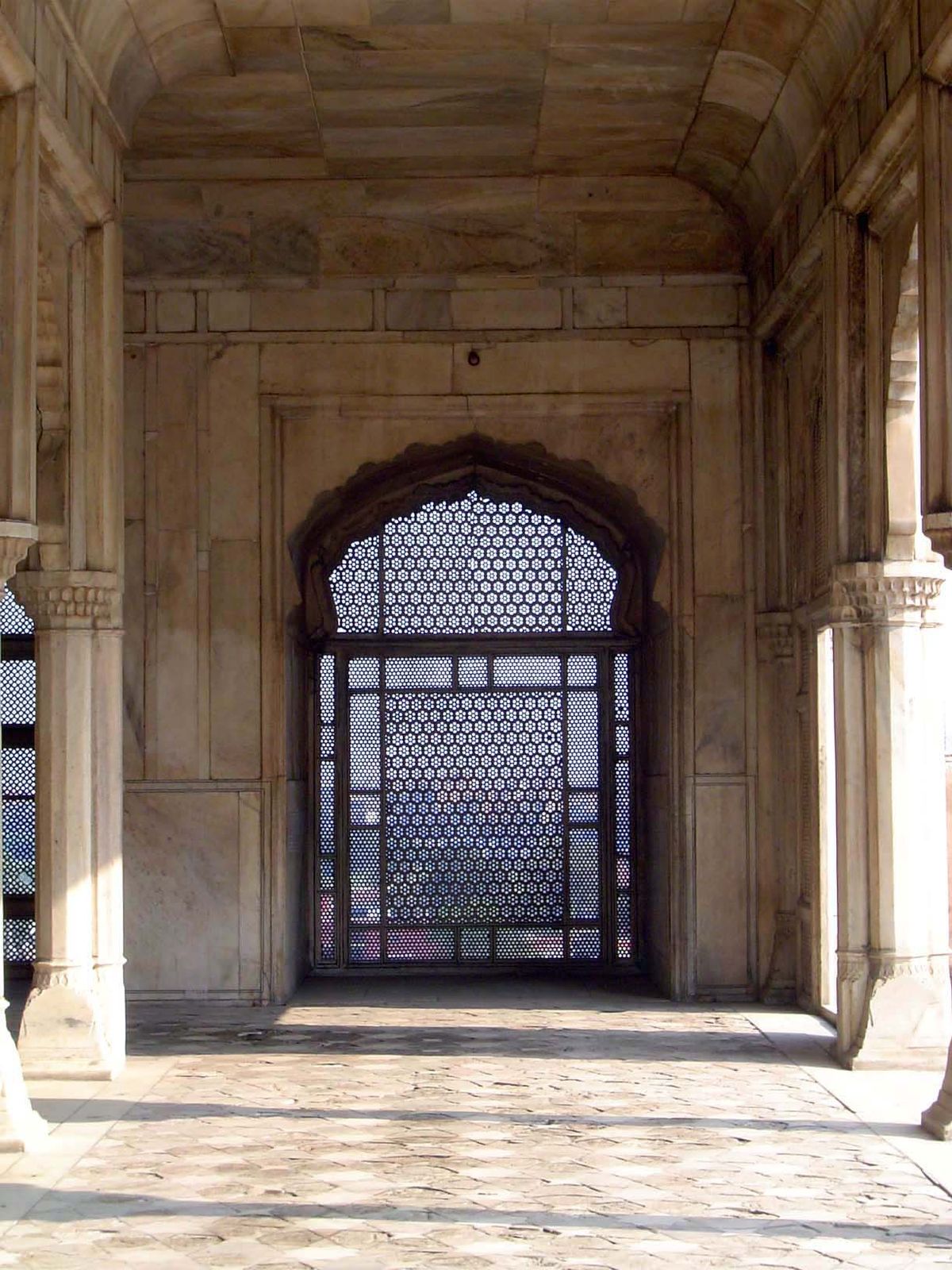 The same hall, with pierced marble screens or jalis overlooking the fort's north wall and the Ravi River.