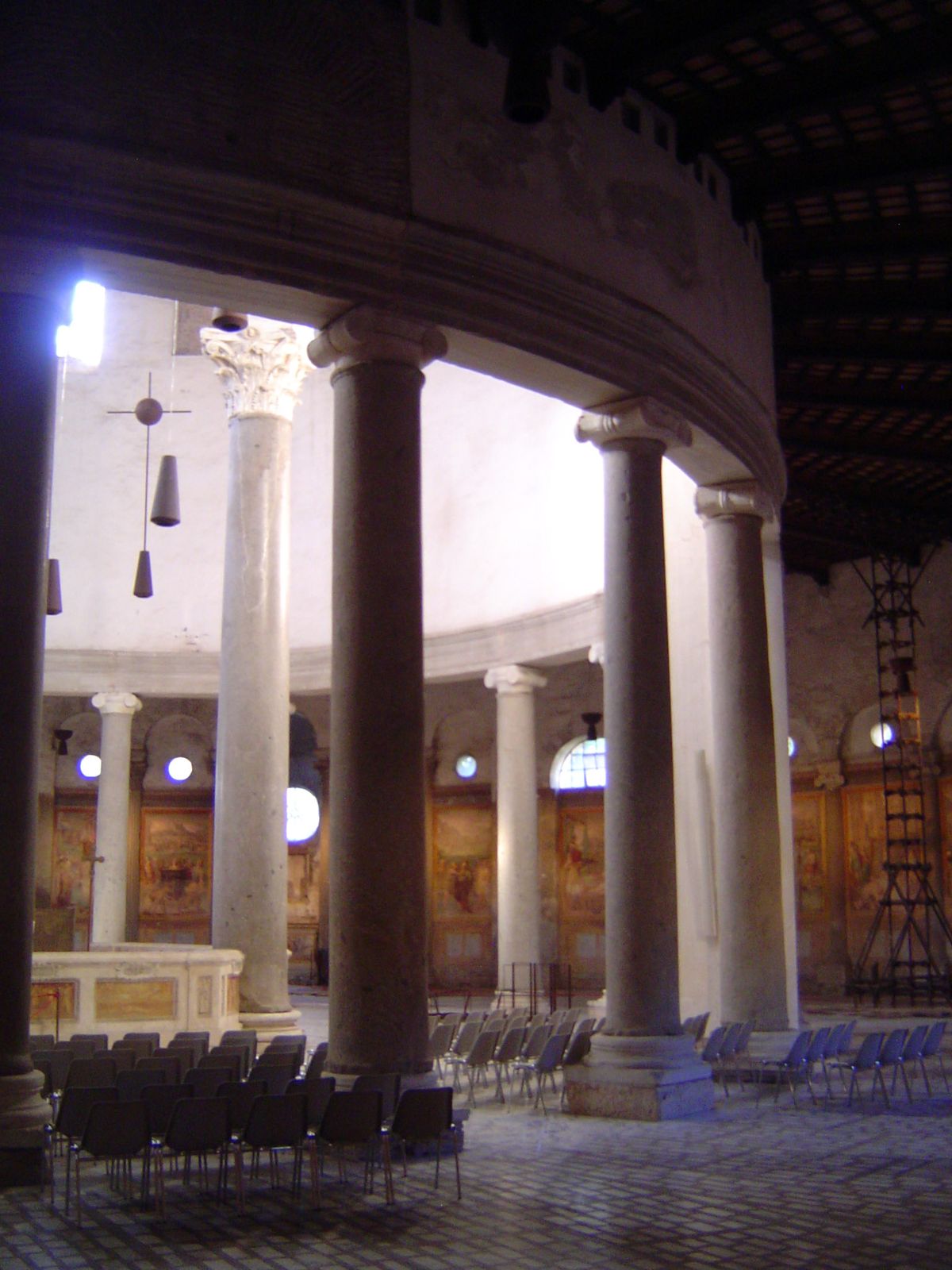 An inner colonnade is ringed by an outer arcade.