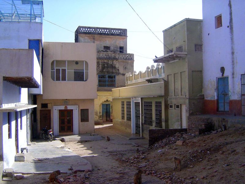 The context you'd rather not see; buildings immediately south of the temple.