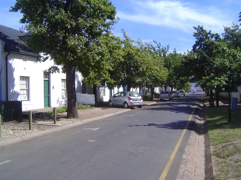 Dorp Street, one of the most amazing streets in South Africa, because it is cars aside so unchanged from two centuries ago.