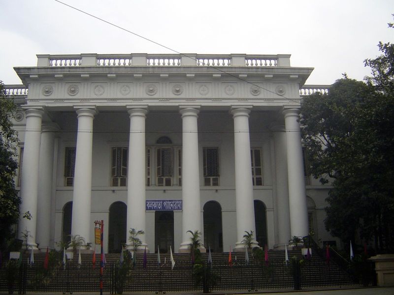 Flanking the viceroy's palace on the river side is the Town Hall, built at the start of the 19th century. At one time it housed the Bengal L