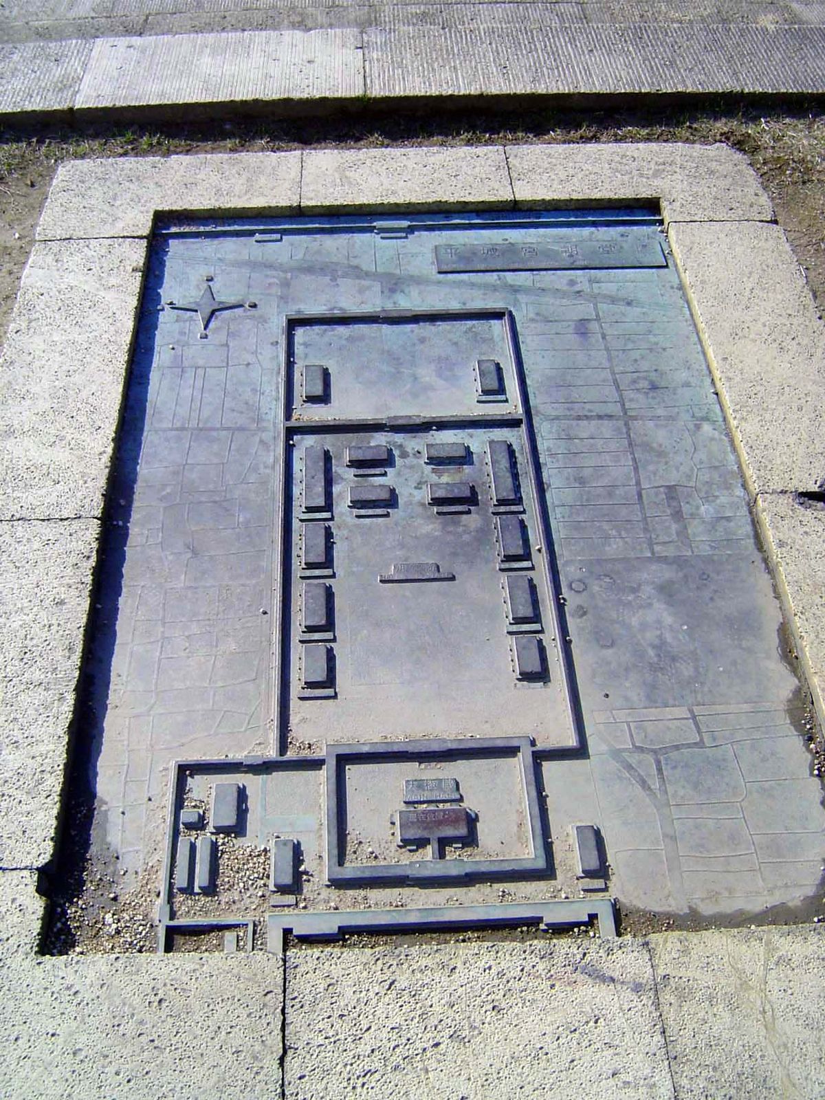 Here's a perhaps clearer model of the palace.