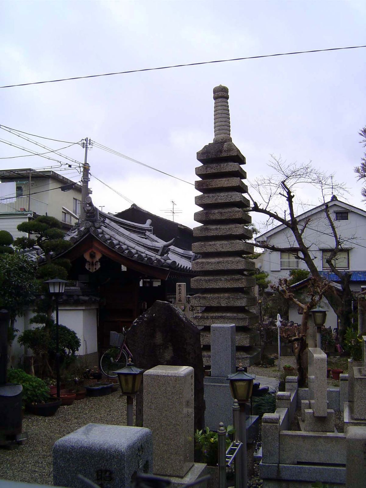 A monument reminiscent of a pagoda finial.