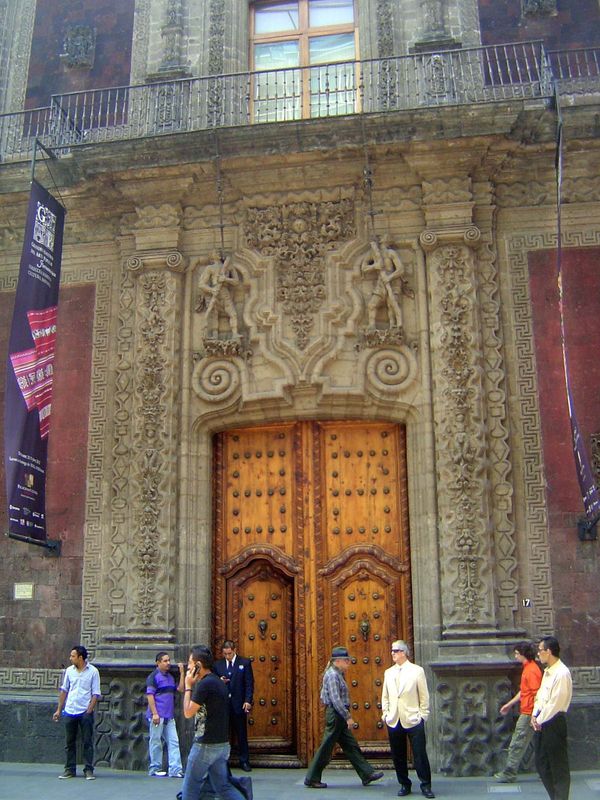 The entrance is a virtuosic display of cantera carving. The mansion was completed in 1785 under the direction of the architects Francisco An