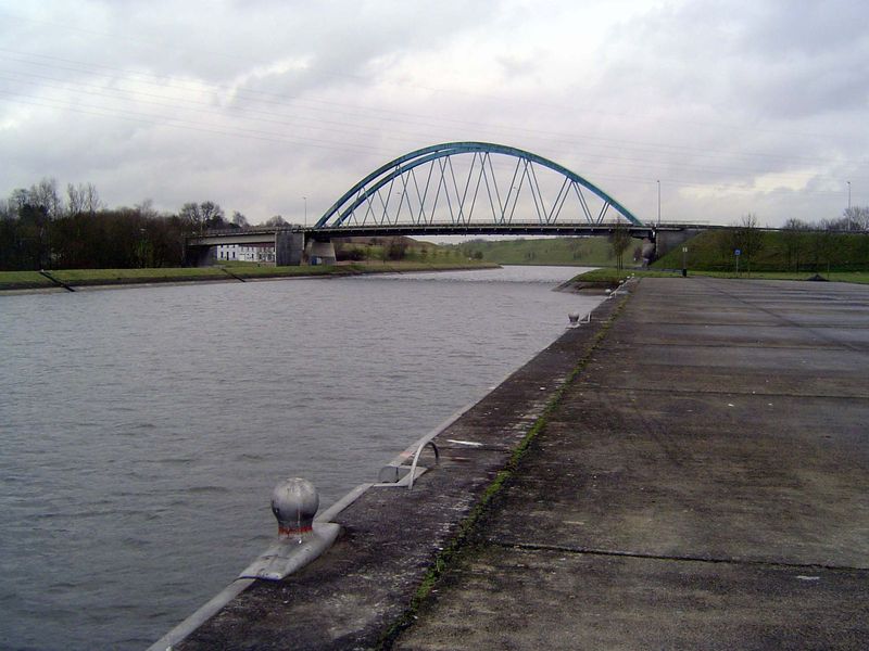 A bit of the much wider new canal. It's only about 10 miles long, approximately connecting the Scheldt at Tournai with the Meuse at Charlero