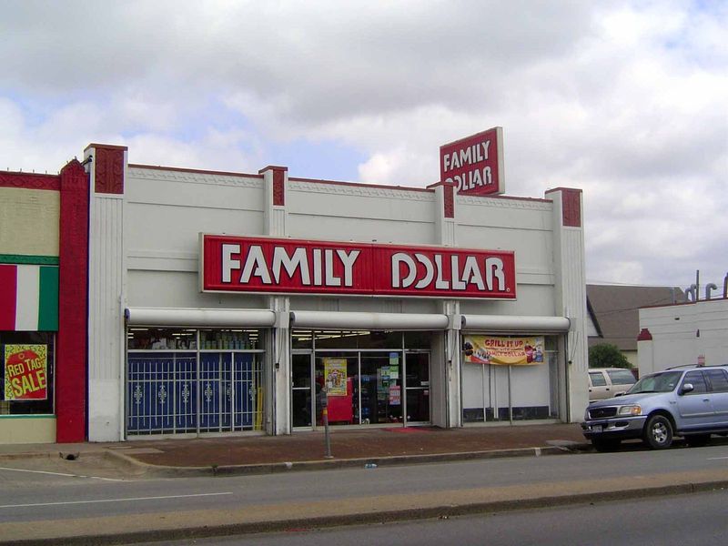 Dallas had hundreds of mostly independent grocery stores until about World War I, when chains began forming. The biggest were Star Cash, Uni