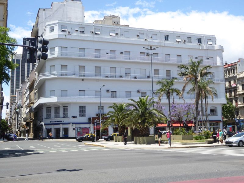 Here's another of Massüe's buildings, this one on Avenida de 9 Julio at Rivadavia. It was completed as an apartment building in 1902 for Bel