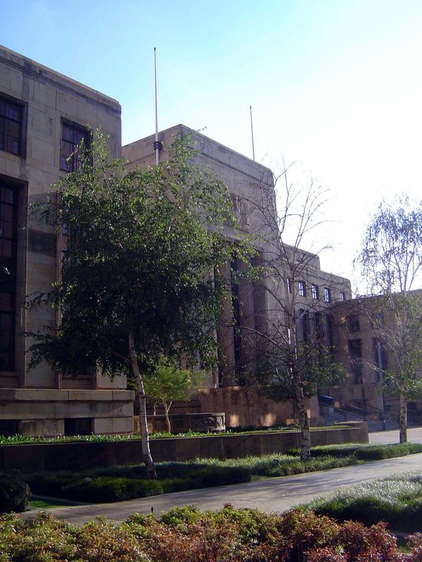 The building is from 1940 and was designed by Francis Lorne of Burnett, Tait & Lorne. Chipkin writes that the building "deliberately turns a