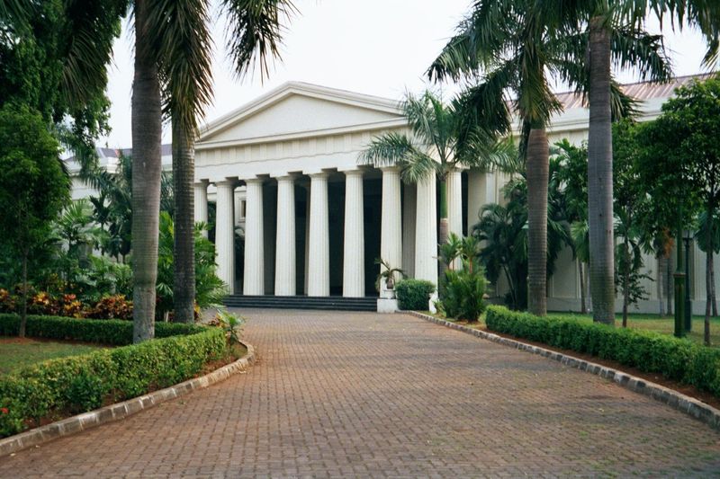 To the east of the canal, the Dutch built a large square. On its east side was the hall of justice built in 1870 and now a fine-arts museum.