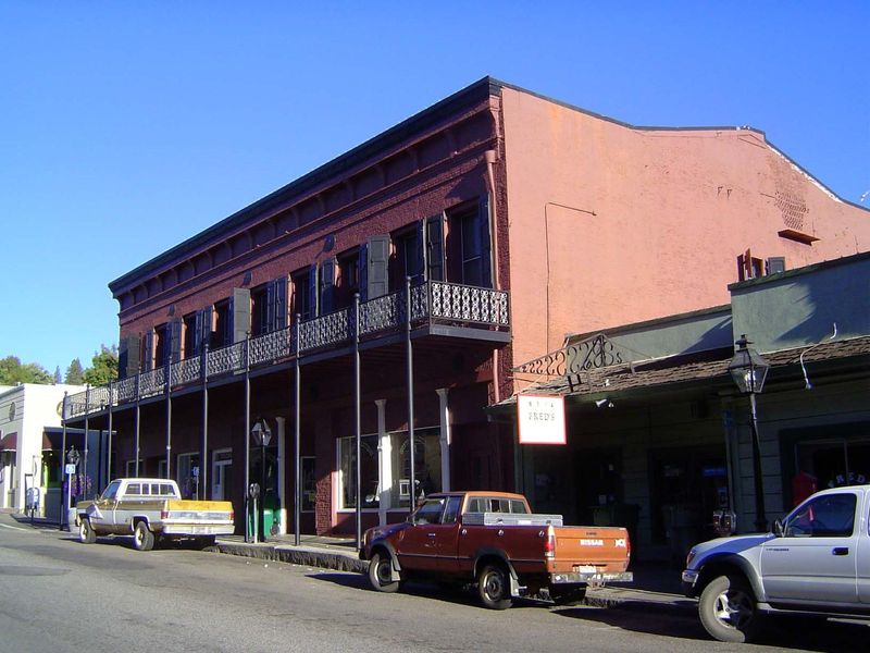 From the same year: the Kidd and Knox Building, also on Broad.