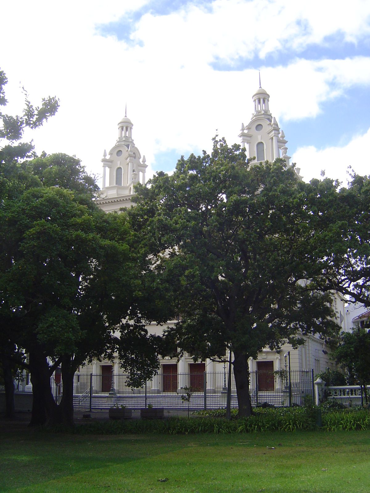 The Great Synagogue, almost hidden by oaks in the Company Garden. Completed in 1904.