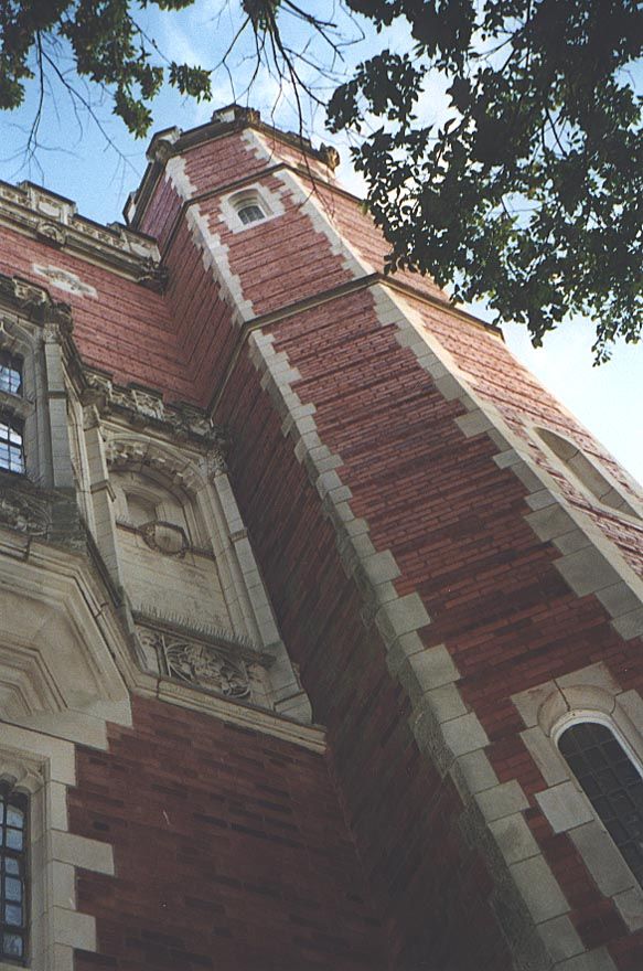 The design was approved by the university president, Arthur Evans, who had been born in Madras, where ornate styles were endemic for institu