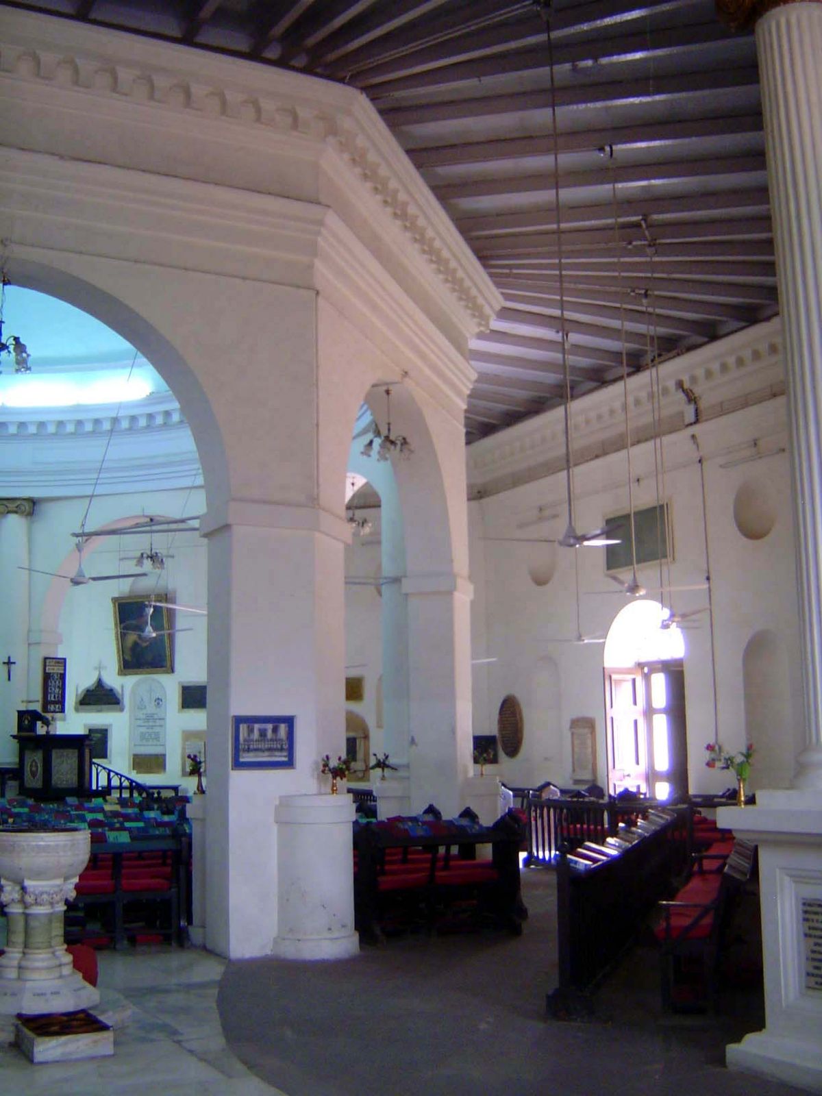 An octagonal aisle surrounds the piers.