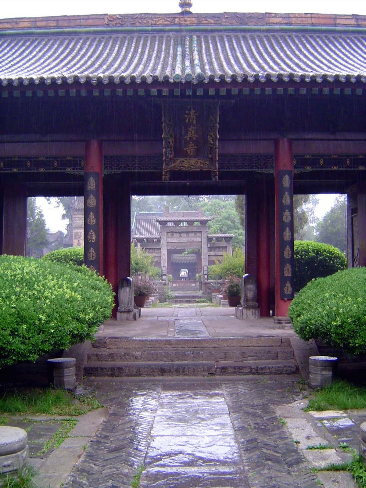 A second gateway, with typical axiality and symmetry.