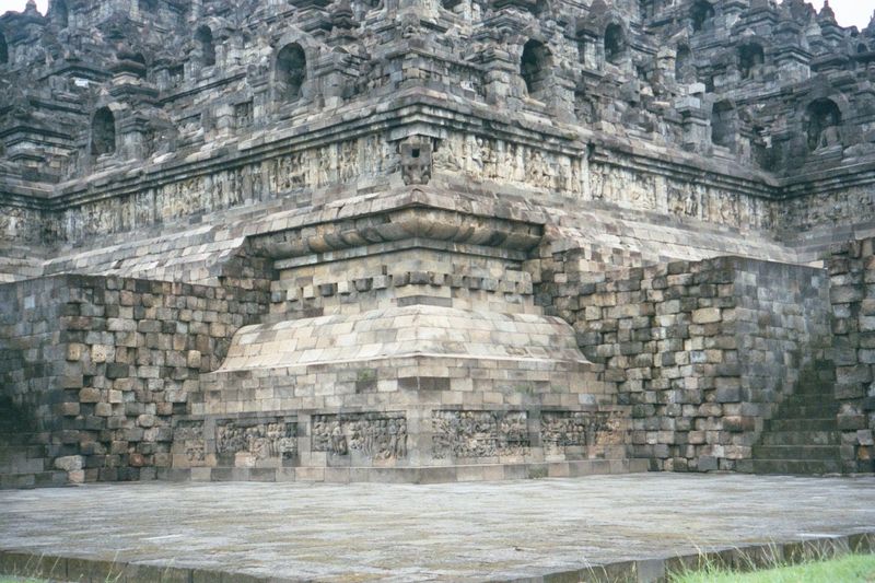 The same corner, showing the footing on both sides of it, as well as the few visible panels.