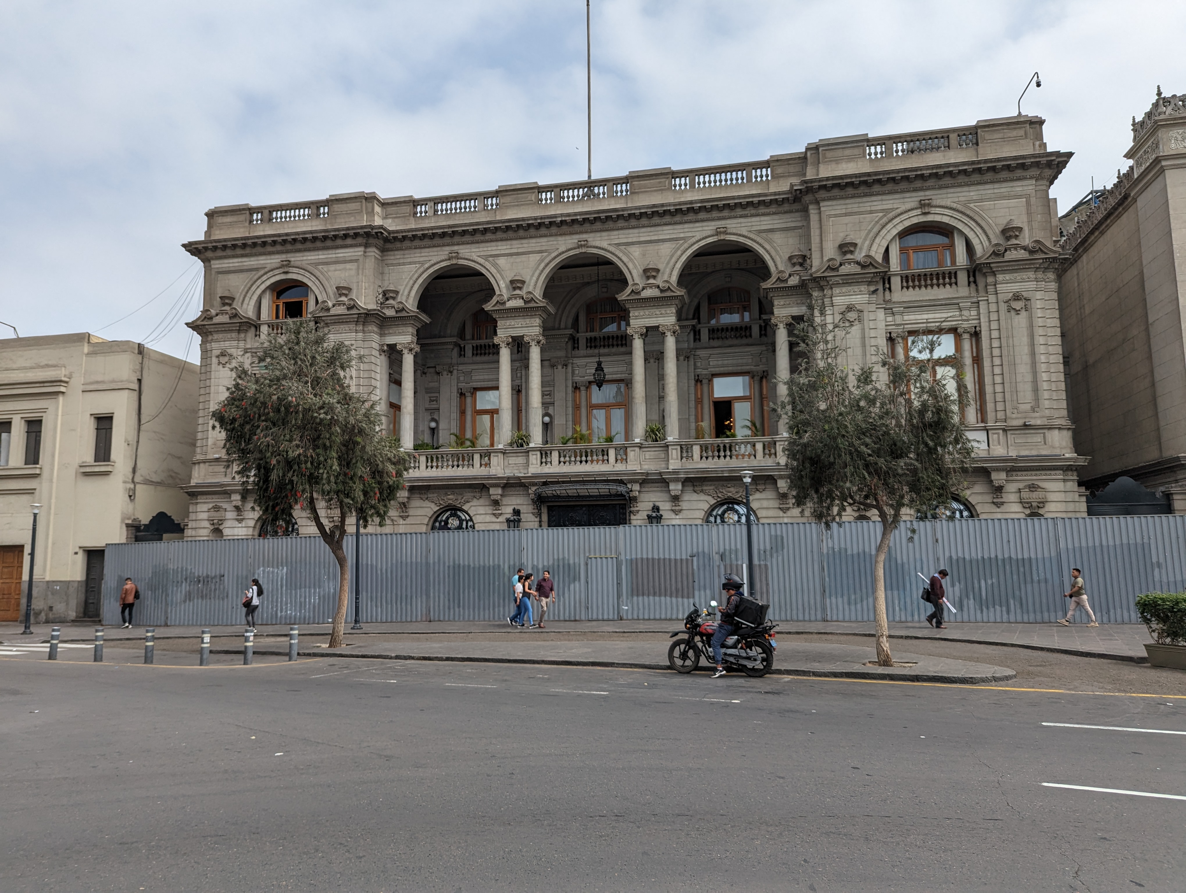Next to the hotel, the National Club, 1855.  Wikipedia says that the club "has been the meeting place for the Peruvian aristocracy throughou