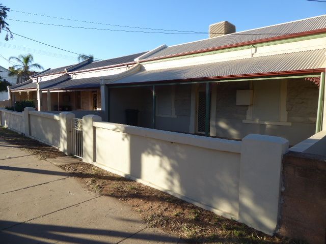 Australia has lots of row houses, but Broken Hill doesn't. Here are some, from 1890, on Oxide Street.
