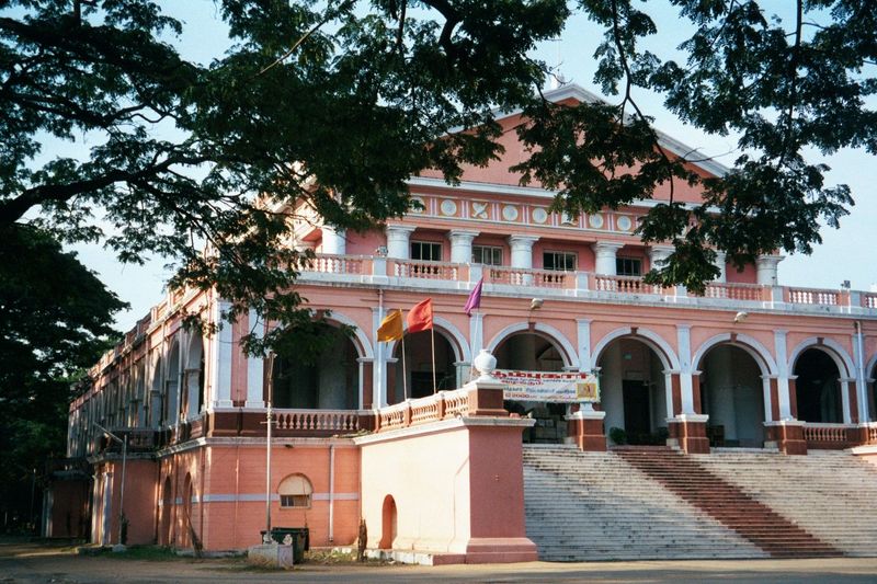 The adjoining Rajaji Hall, formerly the Banqueting Hall, opened in 1802 to commemorate Clive's victory at Seringapatnam 1799, where Tipu Sul