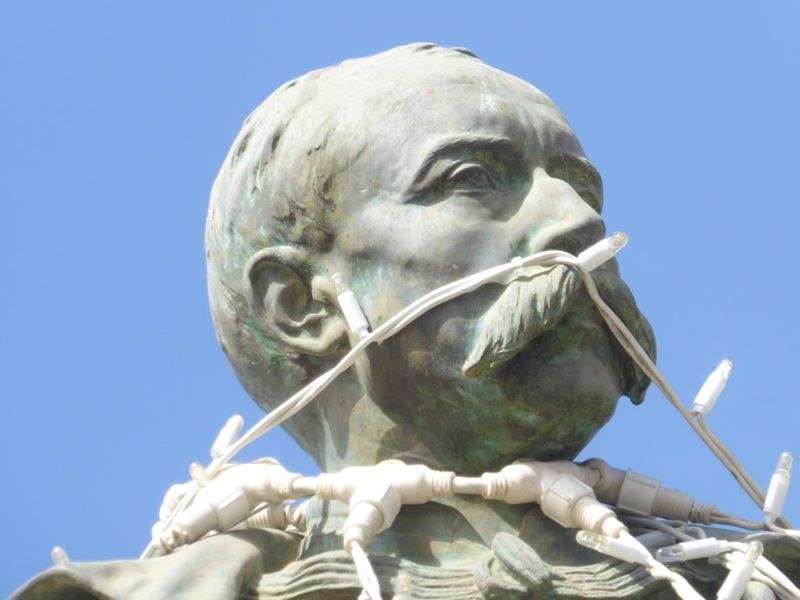 If this were an ex-British colony, the statue would have been hauled off and dumped someplace out of the way. Not in Senegal.