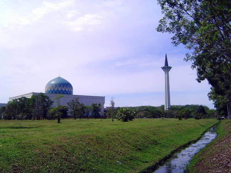 Located in a way that guarantees that nobody will ever arrive on foot, this is the state mosque or Masjid Jamek Negeri Sarawak.