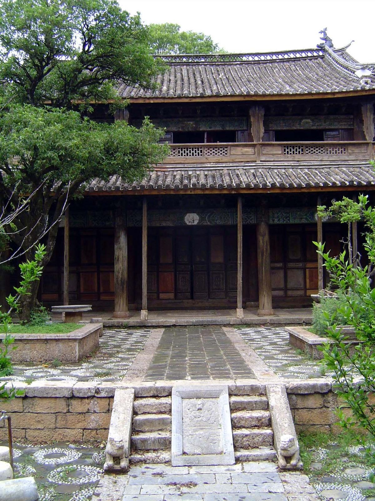 The building even has a spirit or slab staircase, such as those found in Beijing.
