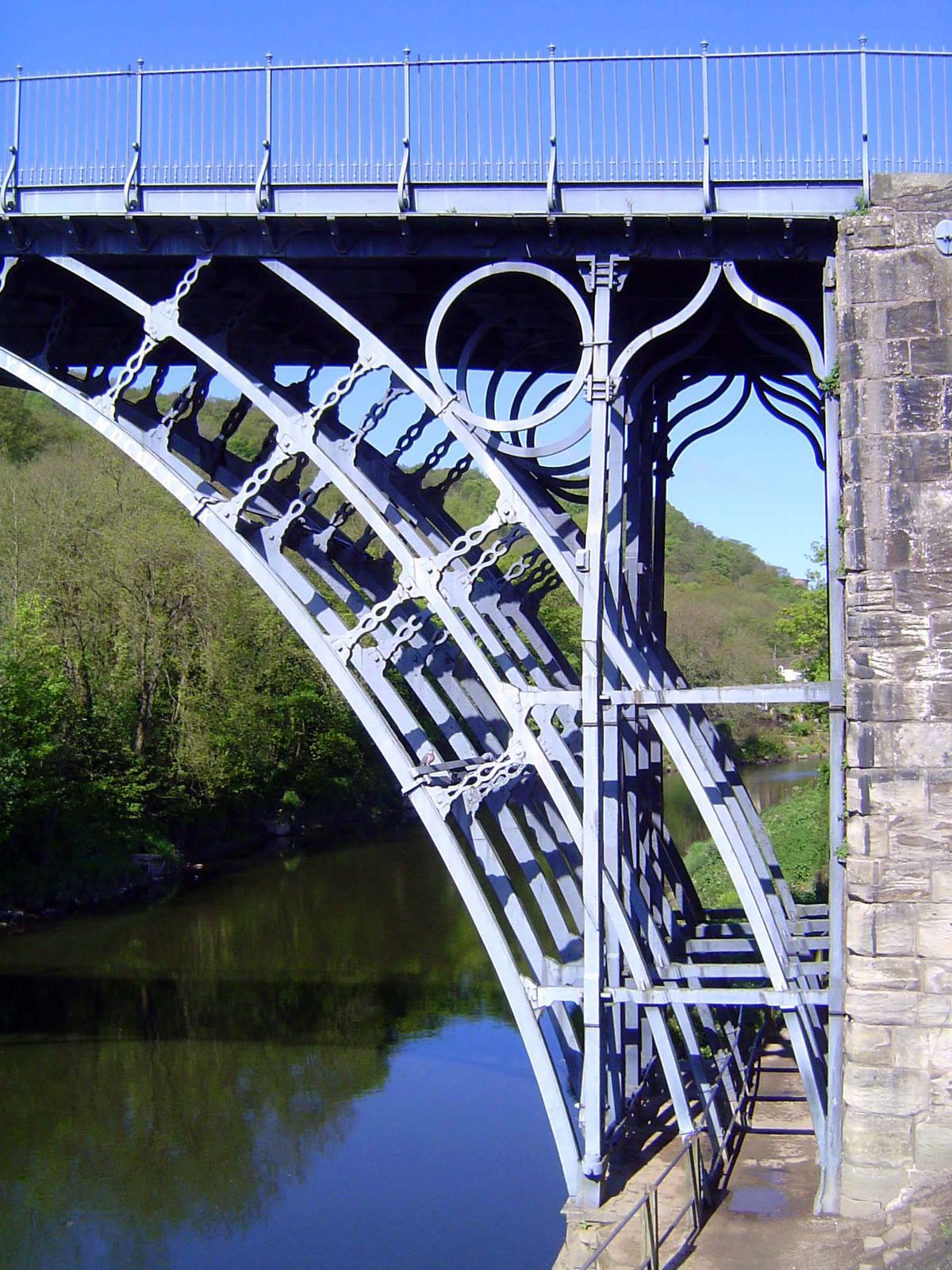 Each of the five arches has three ribs, horizontally braced and reinforced with chain-like diagonal spacers.