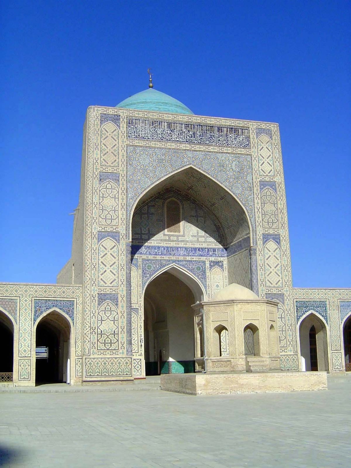 The thousands of men crowding the courtyard and unable to see or hear the imam inside the prayer hall could rely on a second imam, who from 