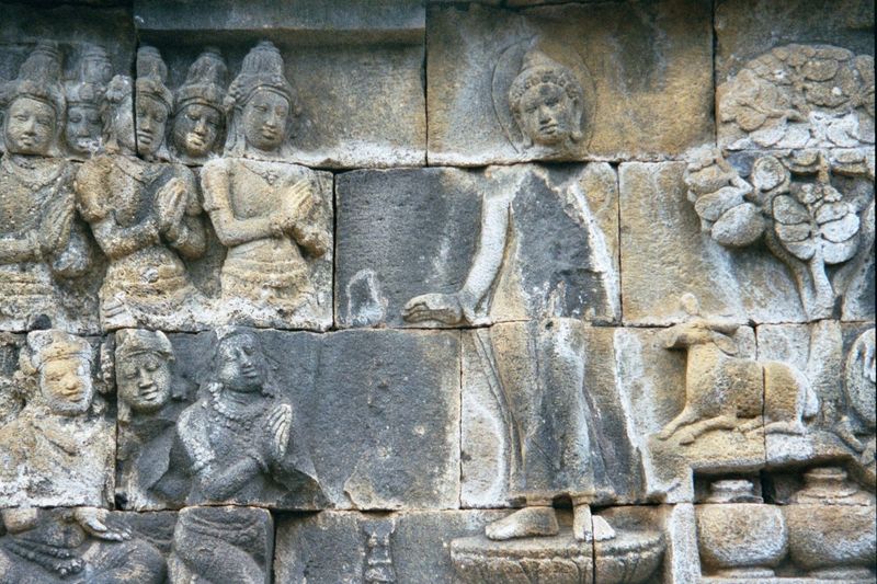 The gods applaud the prince, who has already acquired the usnisha, or bump of wisdom.