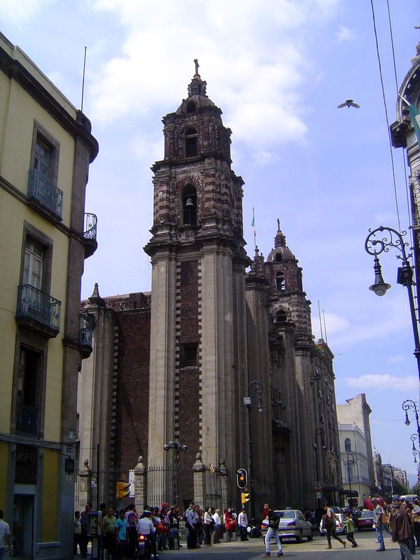West of the cathedral is La Profesa, or the Church of San Felipe Neri El Nuevo. A church built here in 1595 was the stronghold of the Jesuit