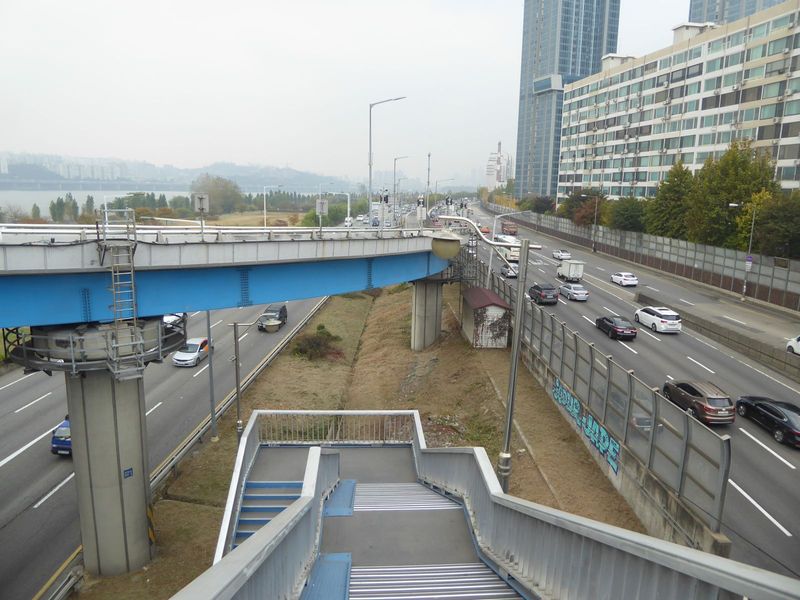 Need context, you say? Great: here's context. The towers rise next to City Route 70, alias the Gangbyeong or Northern Riverside Expressway. 