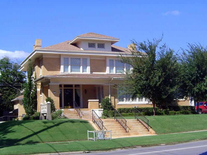 Its surviving neighbor at 525 NW 13th was built in 1905, sold in 2002 for $125,000, and again the next year for $172,000.